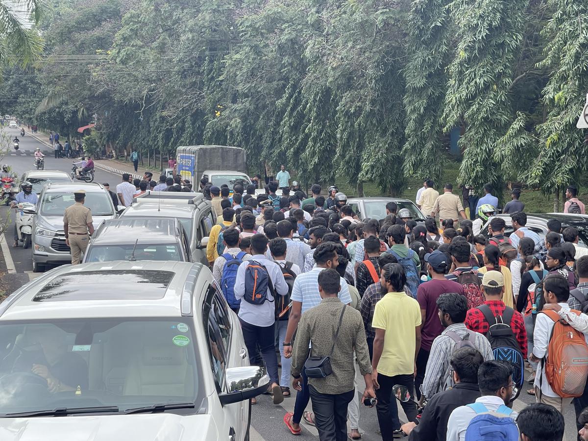 प्रदर्शनकारी छात्रों ने परिसर के अंदर निजी वाहनों की आवाजाही पर पूर्ण प्रतिबंध लगाने की मांग करते हुए परिसर में सभी प्रवेश और निकास बिंदुओं को अवरुद्ध कर दिया। 