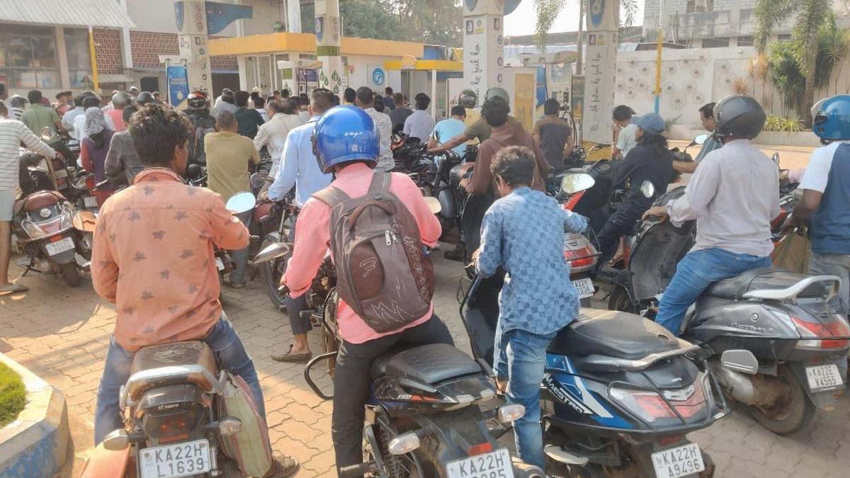 Commuters in Belagavi resort to panic buying of petrol amid social media rumours