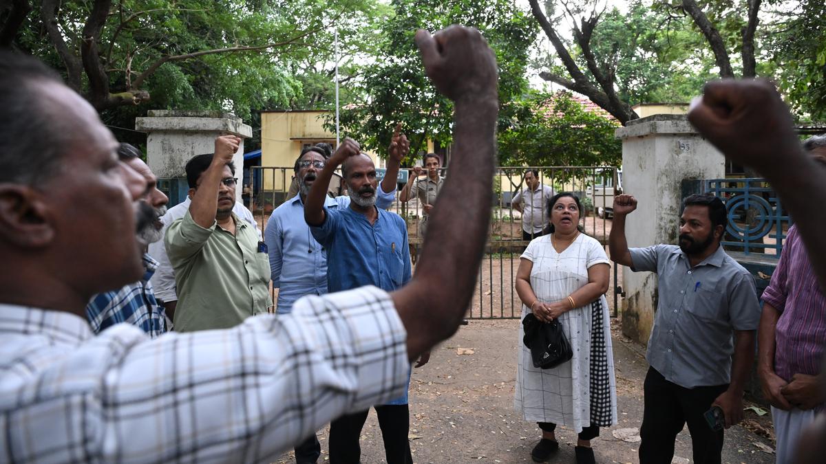 Activists protest against irregular functioning of environmental surveillance centre at Eloor