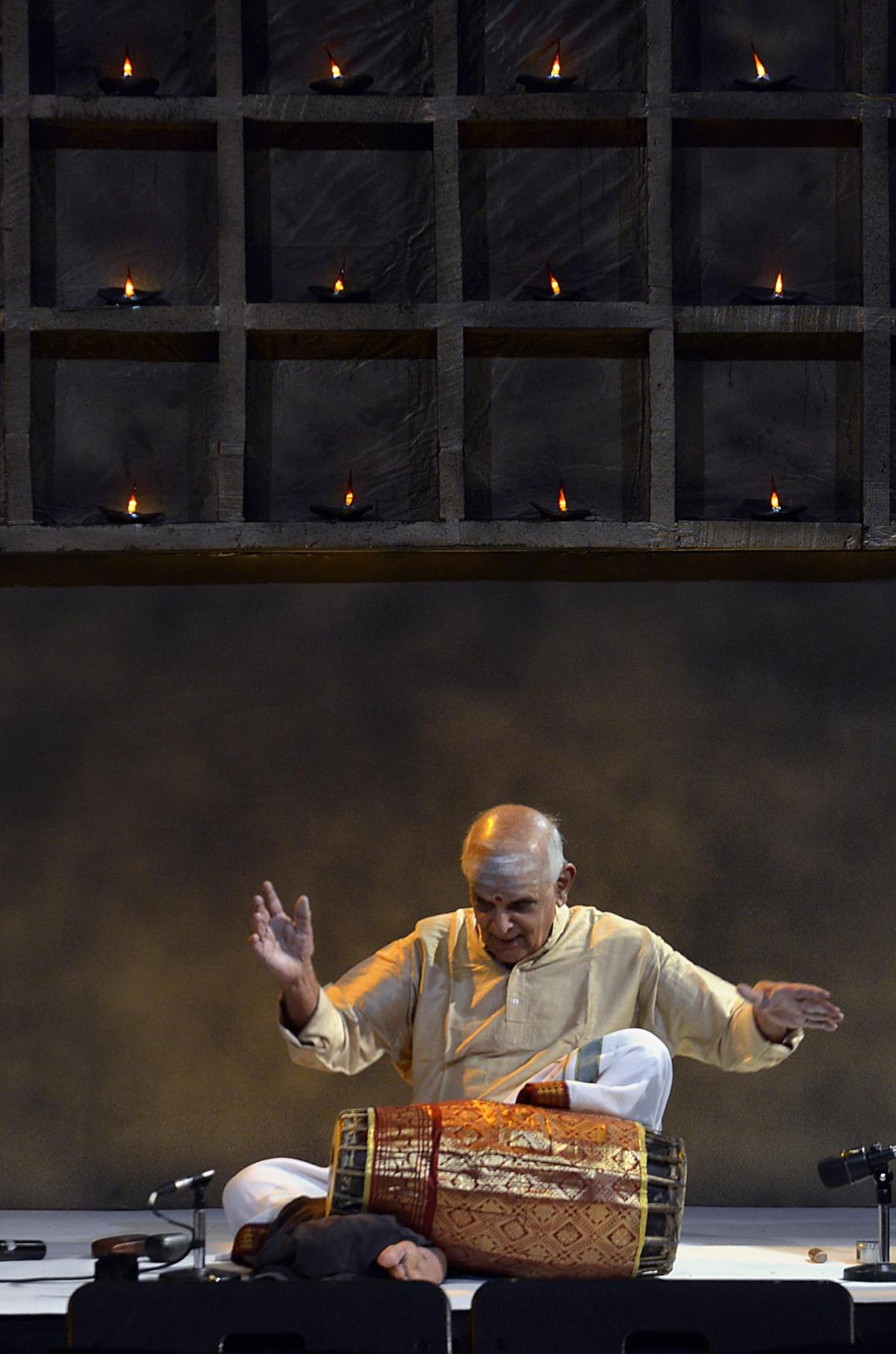 मृदंगम प्रतिपादक उमायालापुरम शिवरामन। मृदंगम प्रतिपादक उमायालापुरम शिवरामन।