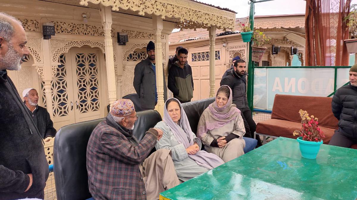 Dal Lake blaze: Mehbooba visits affected families, demands soft loans for rebuilding houseboats