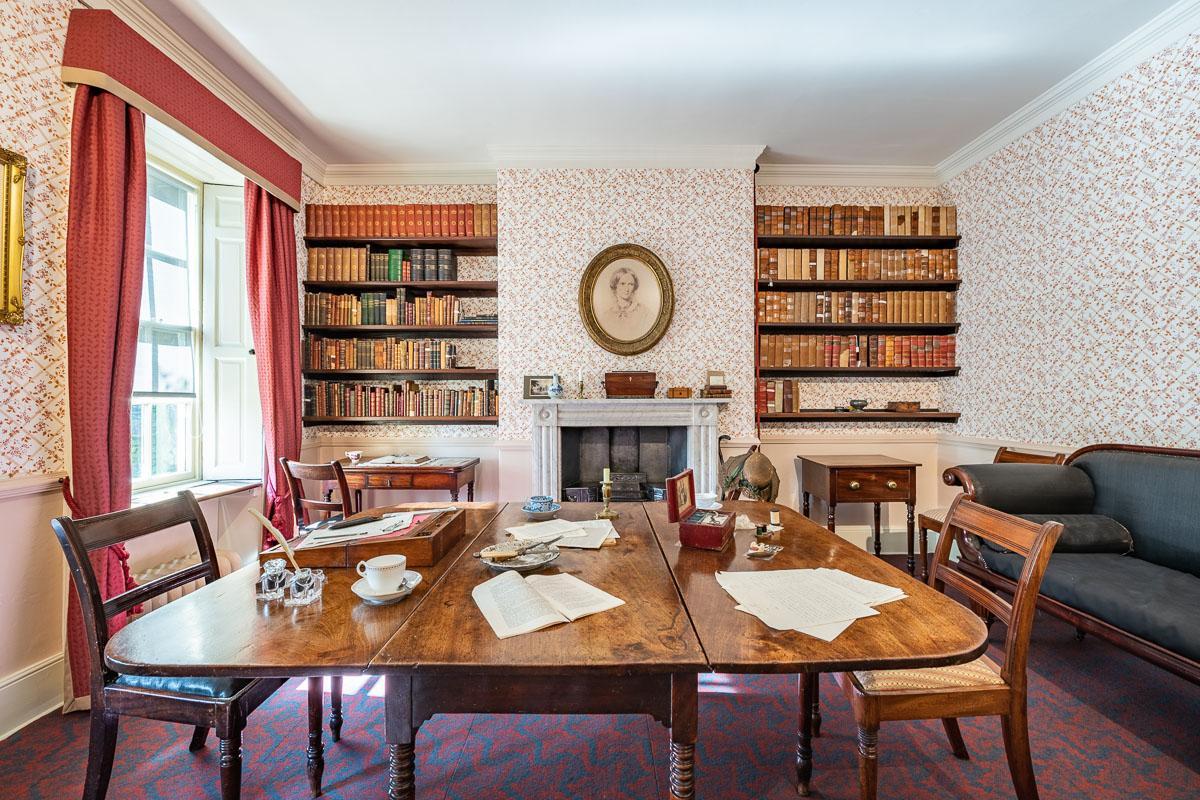 Una sala del Museo della Canonica di Bronte