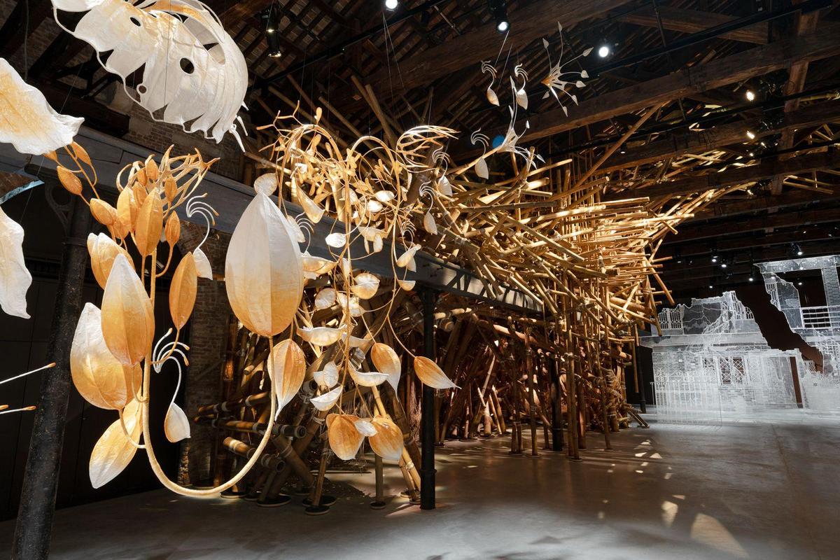 Uma visão das exposições no Pavilhão da Índia intituladas 'Geografias da Distância: Lembrando o Lar' na 61ª Exposição Internacional de Arte da Bienal de Veneza, em Veneza, Itália.