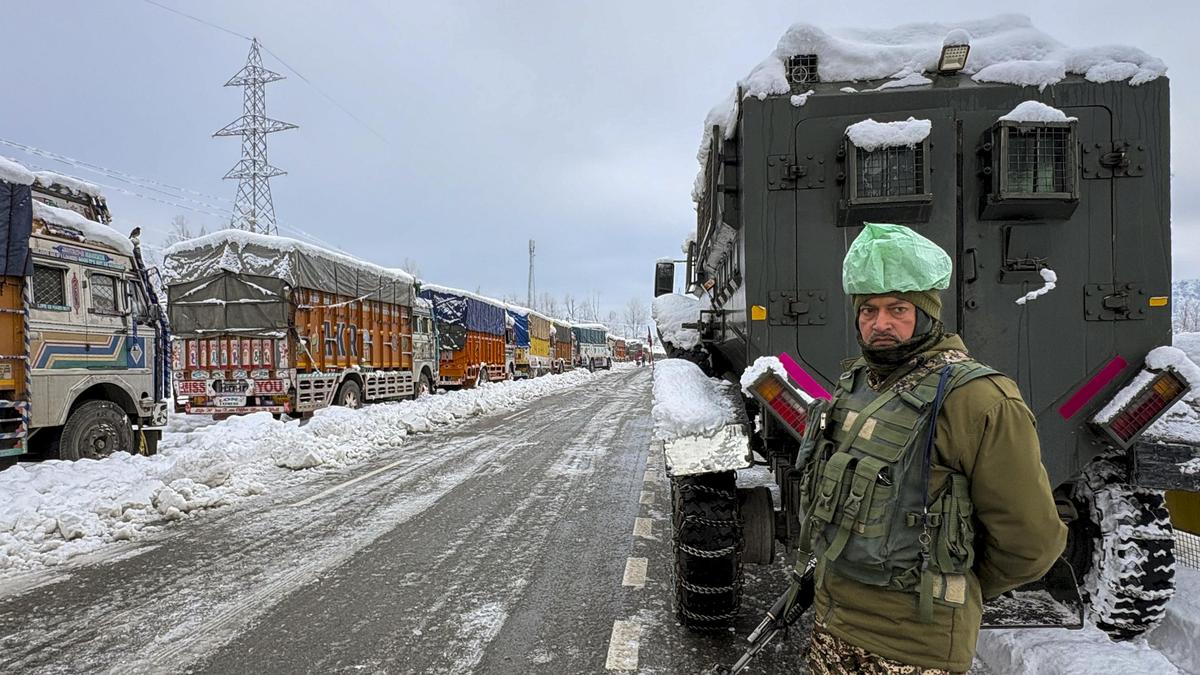 Srinagar-Jammu national highway remains closed for second day; hundreds of tourists stranded