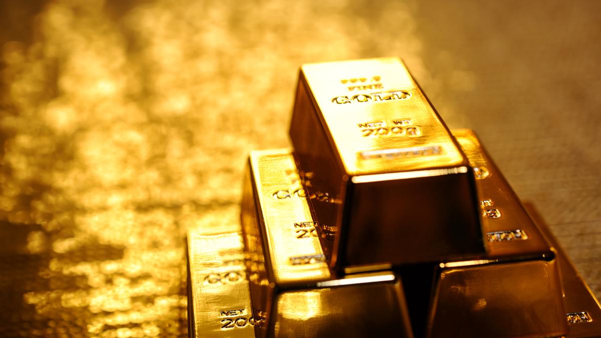 Gold blazes trail beyond ,700/oz to record high as safety rush fuels demand
