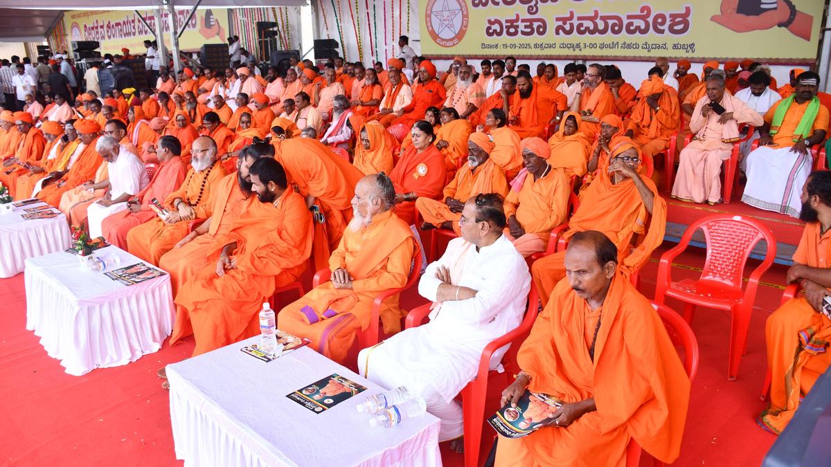 Seers of all Lingayat traditions share stage at Ekata Samavesh, but confusion continues on ‘religion’ issue (For State page, photos to follow)