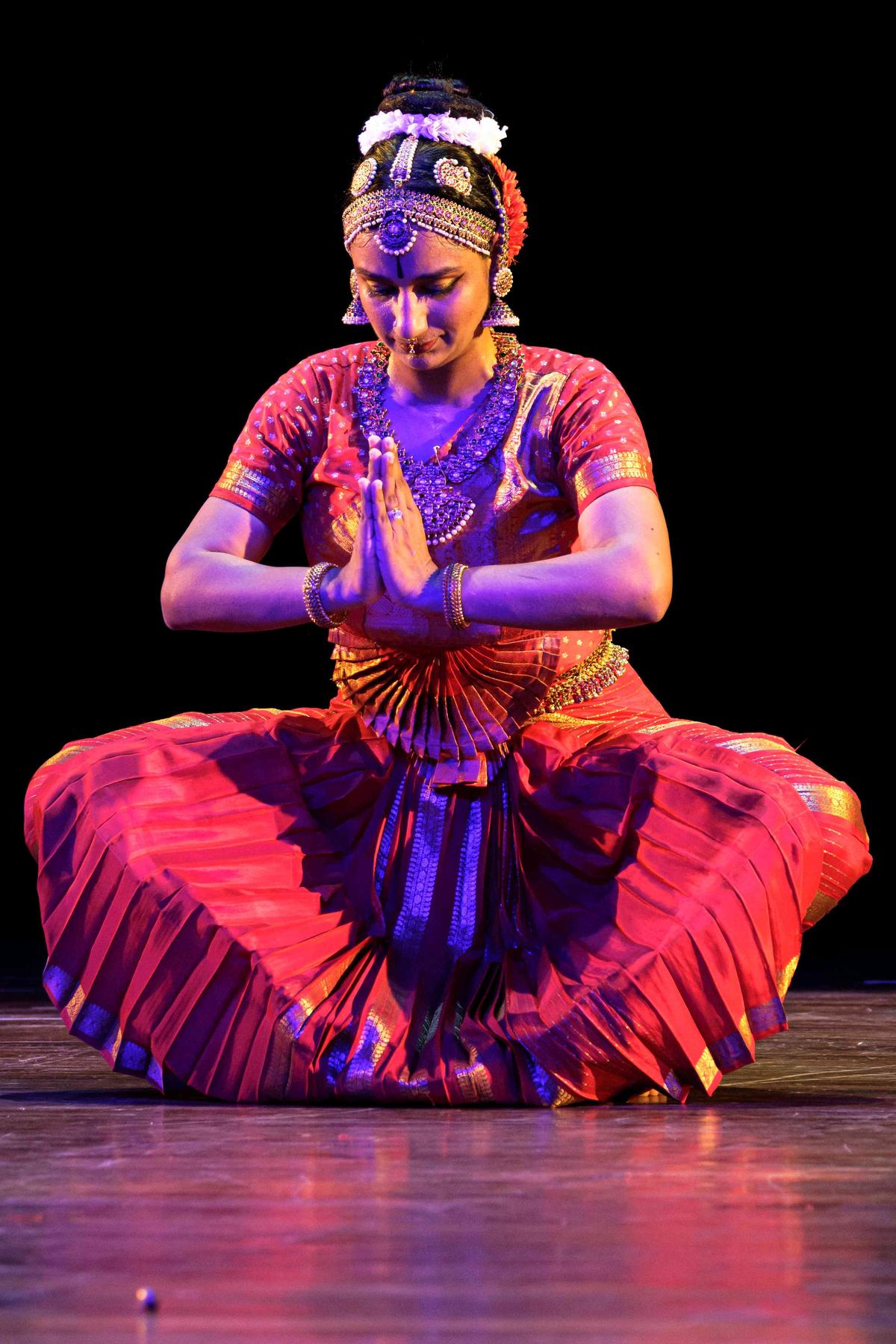 Yamini Reddy durante uma apresentação