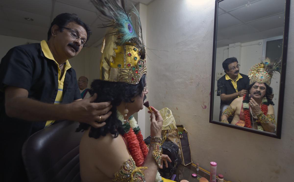 Crazy Mohan during his make up session in 2015
