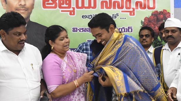 Visakhapatnam: Mayor felicitates outgoing GVMC Commissioner