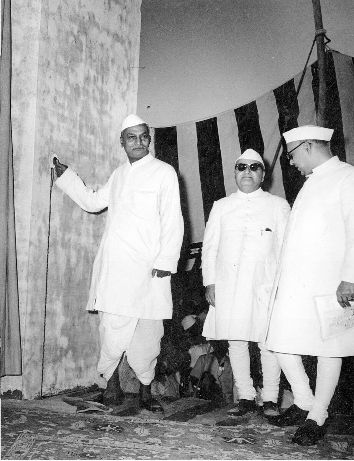 Dr. Rajendra Prasad, the President, performed the opening ceremony of the Punjab New Capital, Chandigarh at an impressive and colourful investiture held on the occasion on October 07, 1953. Photo shows Dr. Rajendra Prasad, the President pressing the button to unveil the gigantic plan of Chandigarh. Dr. Rajendra Prasad, the President, performed the opening ceremony of the Punjab New Capital, Chandigarh at an impressive and colourful investiture held on the occasion on October 07, 1953. Photo shows Dr. Rajendra Prasad, the President pressing the button to unveil the gigantic plan of Chandigarh.