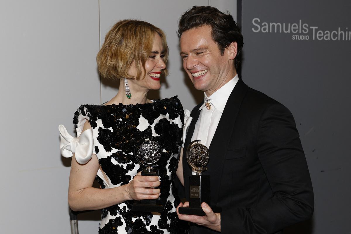 Sarah Paulson and Jonathan Groff pose  at the 77th Annual Tony Awards in New York City, U.S., June 16, 2024.