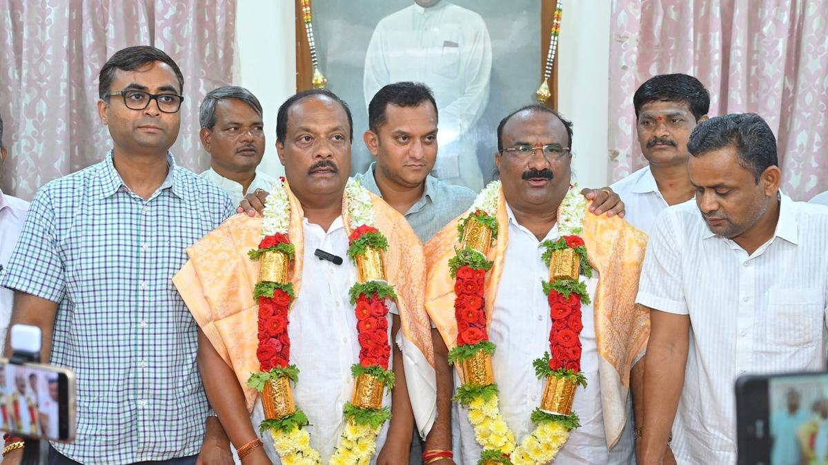 Mahaveer Nilajagi is president, Ajit Munnoli vice-president of Hukkeri power cooperative
