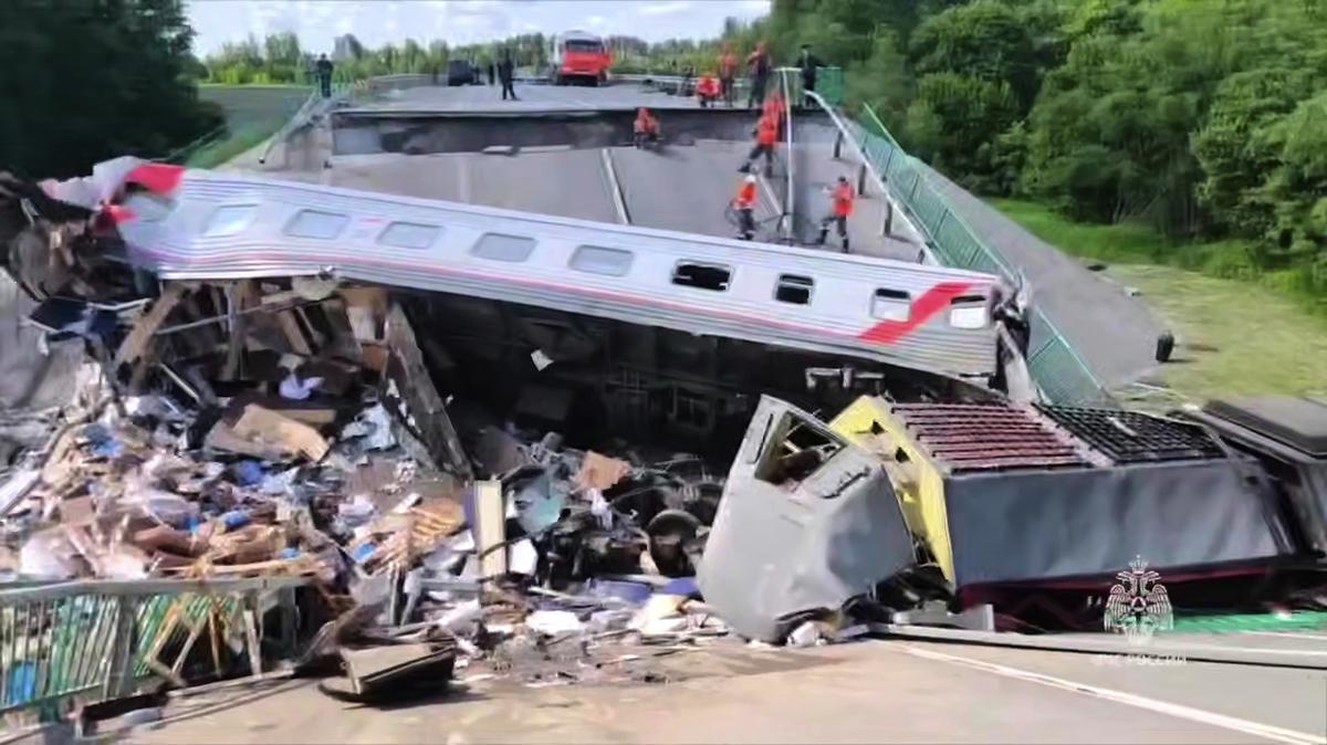 Op deze foto vrijgegeven door het Russische Emergency Ministry Press Service Telegram Channel op zondag 1 juni 2025, werken noodwerknemers bij een beschadigde brug in de Russische regio Bryansk, die grenst aan Oekraïne. Op deze foto vrijgegeven door het Russische Emergency Ministry Press Service Telegram Channel op zondag 1 juni 2025, werken noodwerknemers bij een beschadigde brug in de Russische regio Bryansk, die grenst aan Oekraïne.