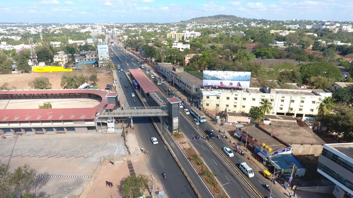 Bellad suggests allowing other vehicles to use BRTS corridor for a fee, SUCI-C condemns it