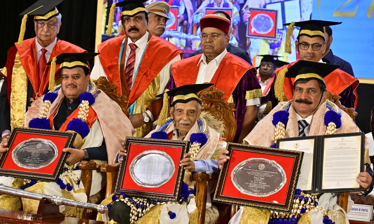 Founder Chairman Azim Premji, Rguhs Vice President Bhagavan BC, Minister of Medical Education Sharan Prakash Patil, awarded Dr. Hombe Gowda Sharant Chandra, Dr. Girish Rao, Dr. Grish Raus in Tuesday's rhugs, 