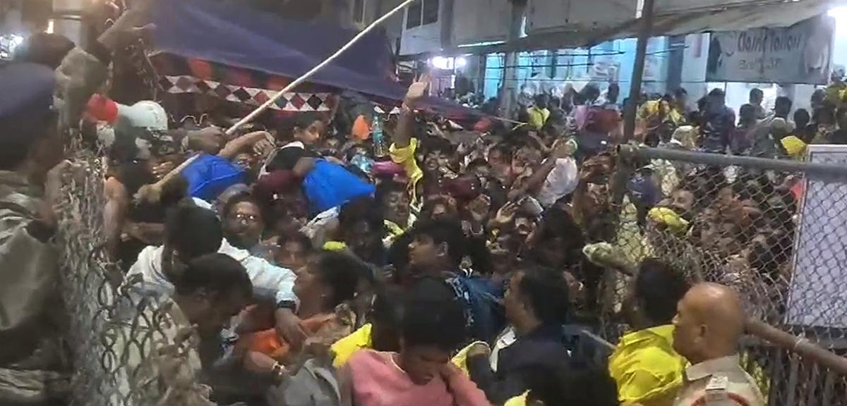A stampede occurred at Vishnu Nivasam during the distribution of Tirumala Srivari Vaikuntha Dwara Darshan tokens, in Tirupati. A stampede occurred at Vishnu Nivasam during the distribution of Tirumala Srivari Vaikuntha Dwara Darshan tokens, in Tirupati.