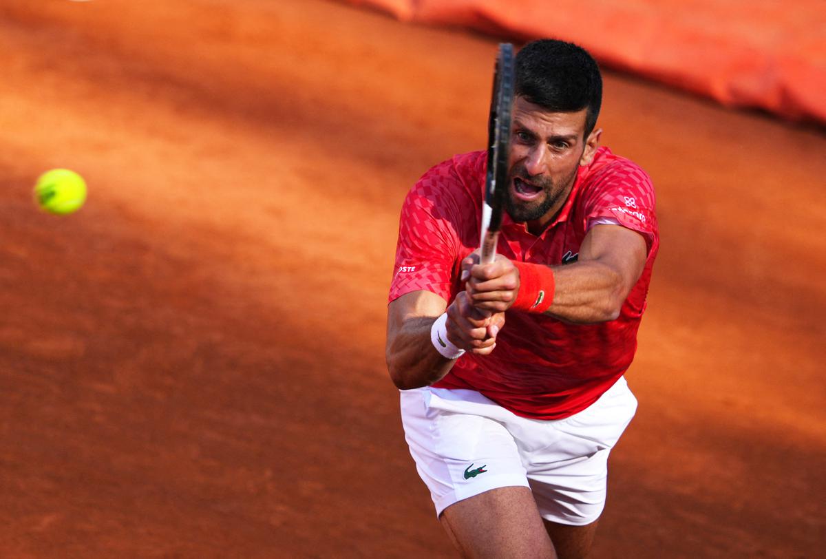 Djokovic overcomes mid-match lapse to beat Dimitrov at Italian Open;  Swiatek wins – KGET 17