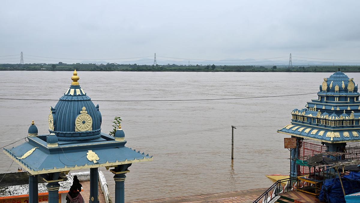 Flood level in Godavari rising, control rooms opened in Eluru district
