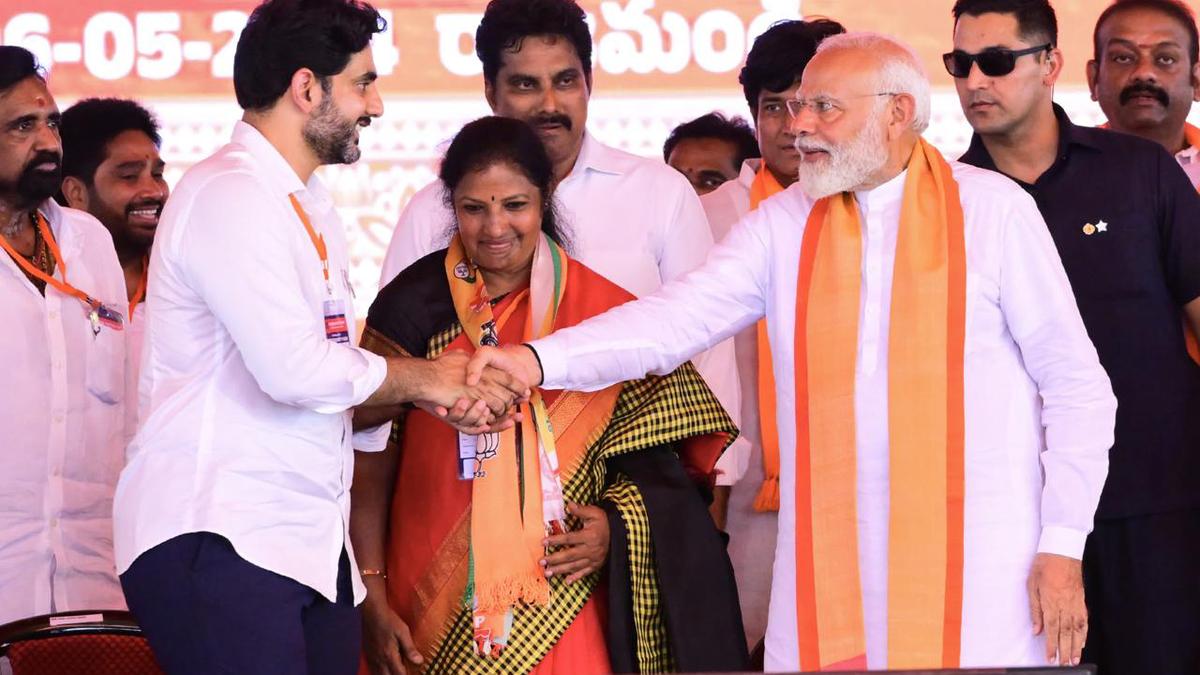 Mangalagiri weavers felicitate PM Modi