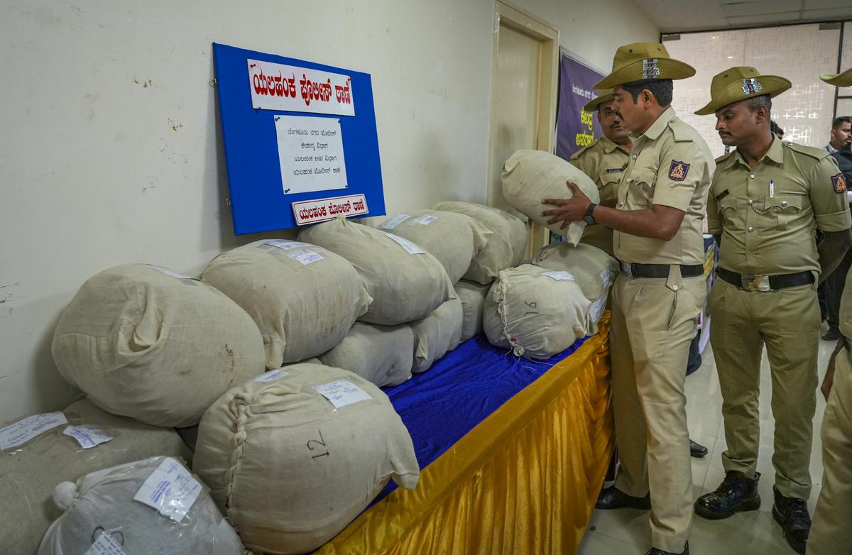 Policías arreglando sacos de narcóticos incautados antes de una conferencia de prensa en Bengaluru el martes. Policías arreglando sacos de narcóticos incautados antes de una conferencia de prensa en Bengaluru el martes.
