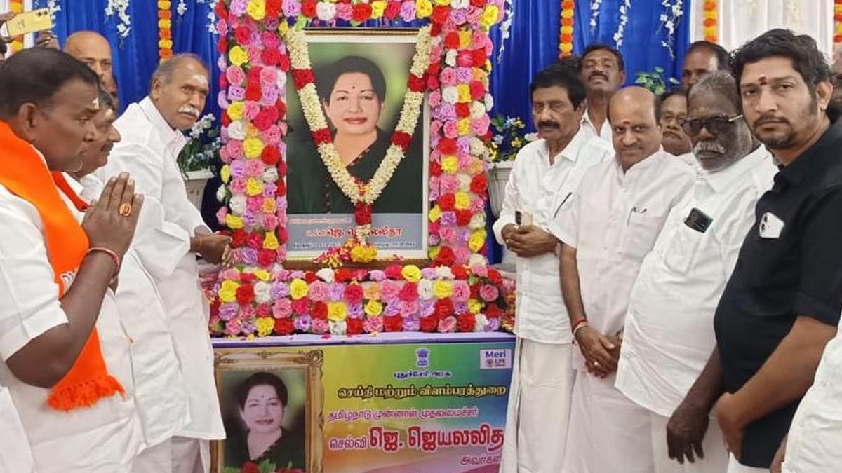 Puducherry Chief Minister and leaders pay floral tributes to Jayalalithaa