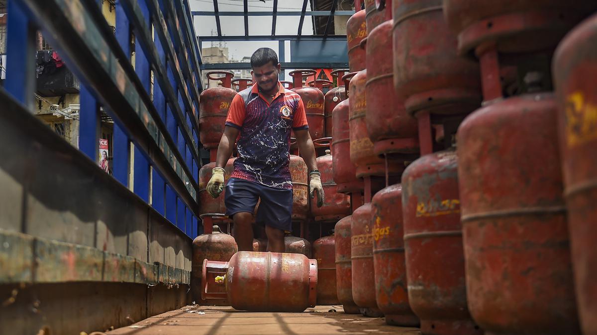 One in four Ujjwala Yojana beneficiaries took zero or one LPG cylinder refills last year despite ₹200 subsidy, RTI data reveals