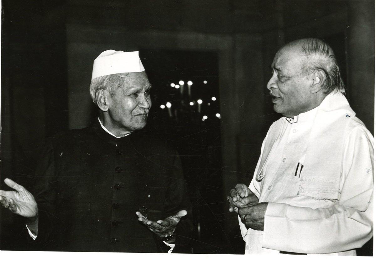 Then President Shankar Dayal Sharma with the nPrime Minister P.V. Narasimha Rao at New Delhi in 1996