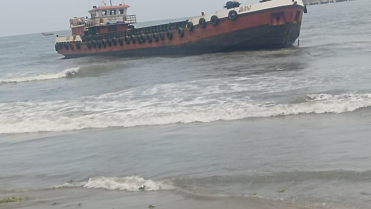 Barge runs aground in Fort Kochi