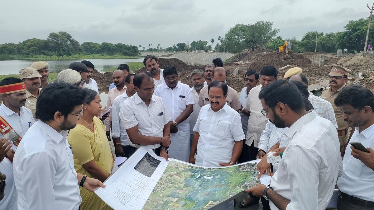 Minister inspects Mookaneri Lake and instructs to complete renovation works on time