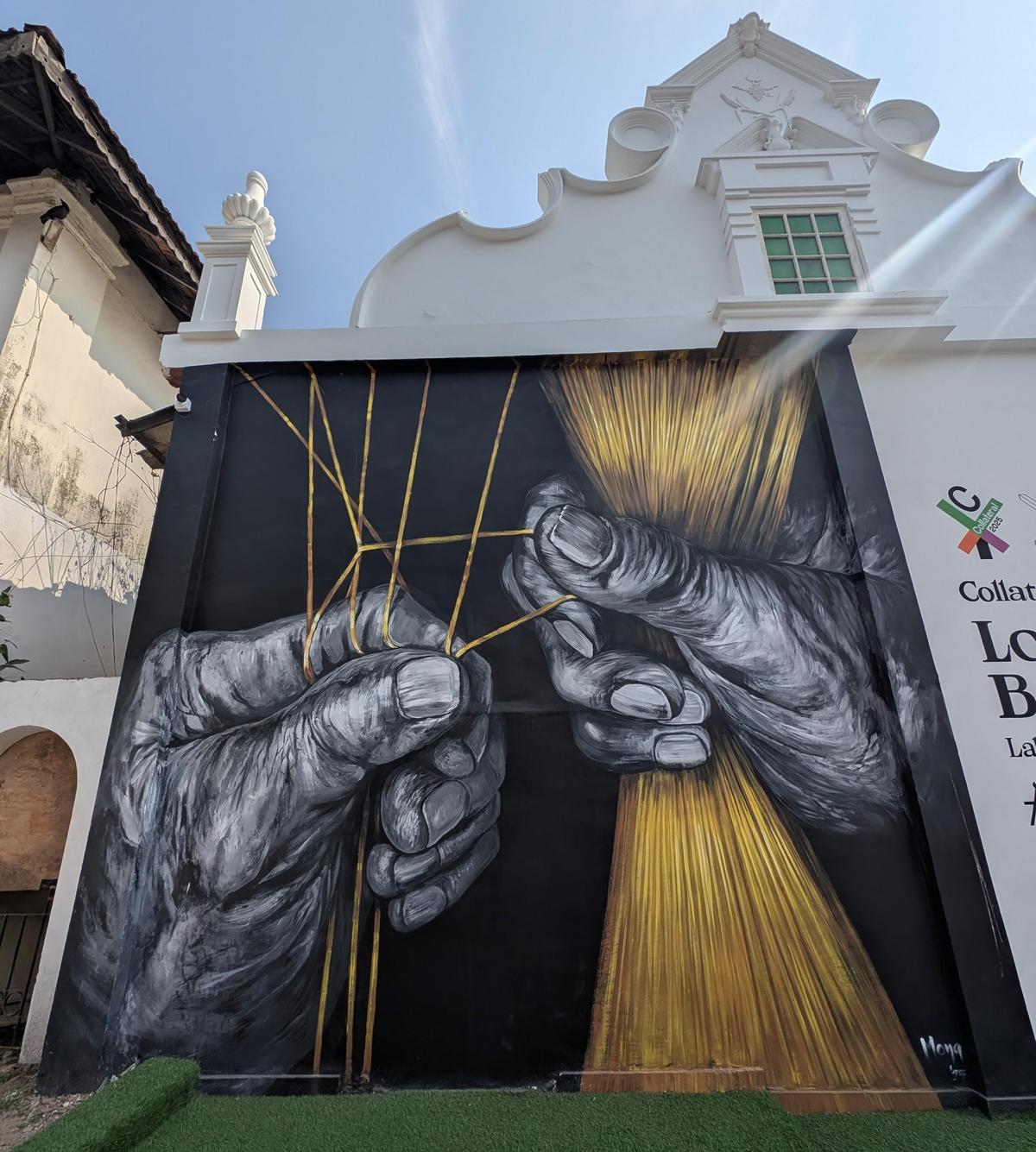 Il murale all'esterno della mostra collaterale della Biennale di Kochi Muziris, 'Looming Bodies'  