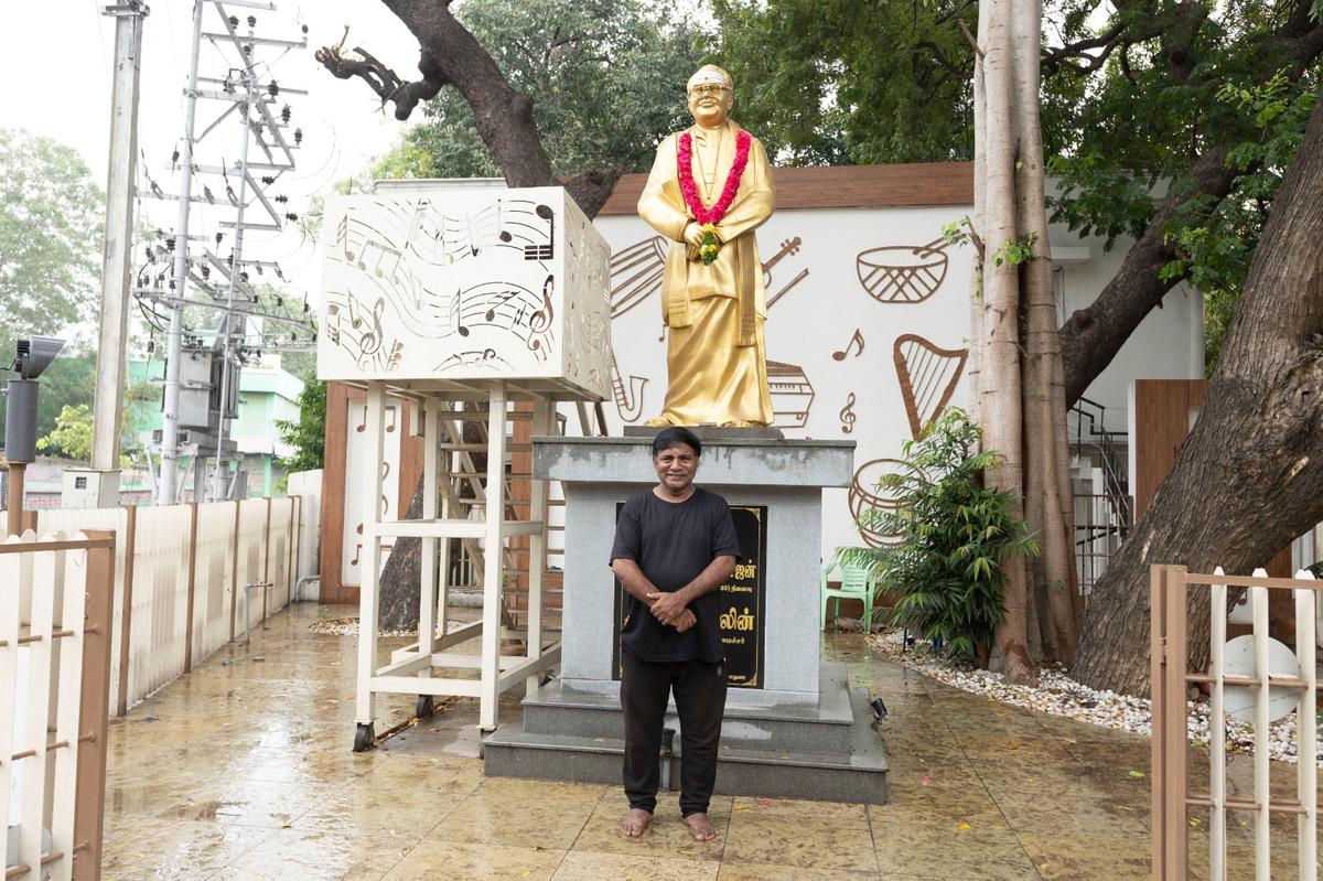 T Vijayaraj con la statua in bronzo a grandezza naturale del cantante presso l'ufficio della zona est della Madurai Corporation
