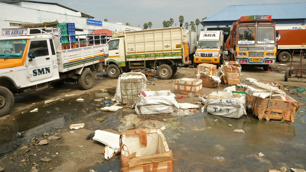 Unhygienic conditions pose a health hazard to customers at Kasivilangi fish market in Tiruchi