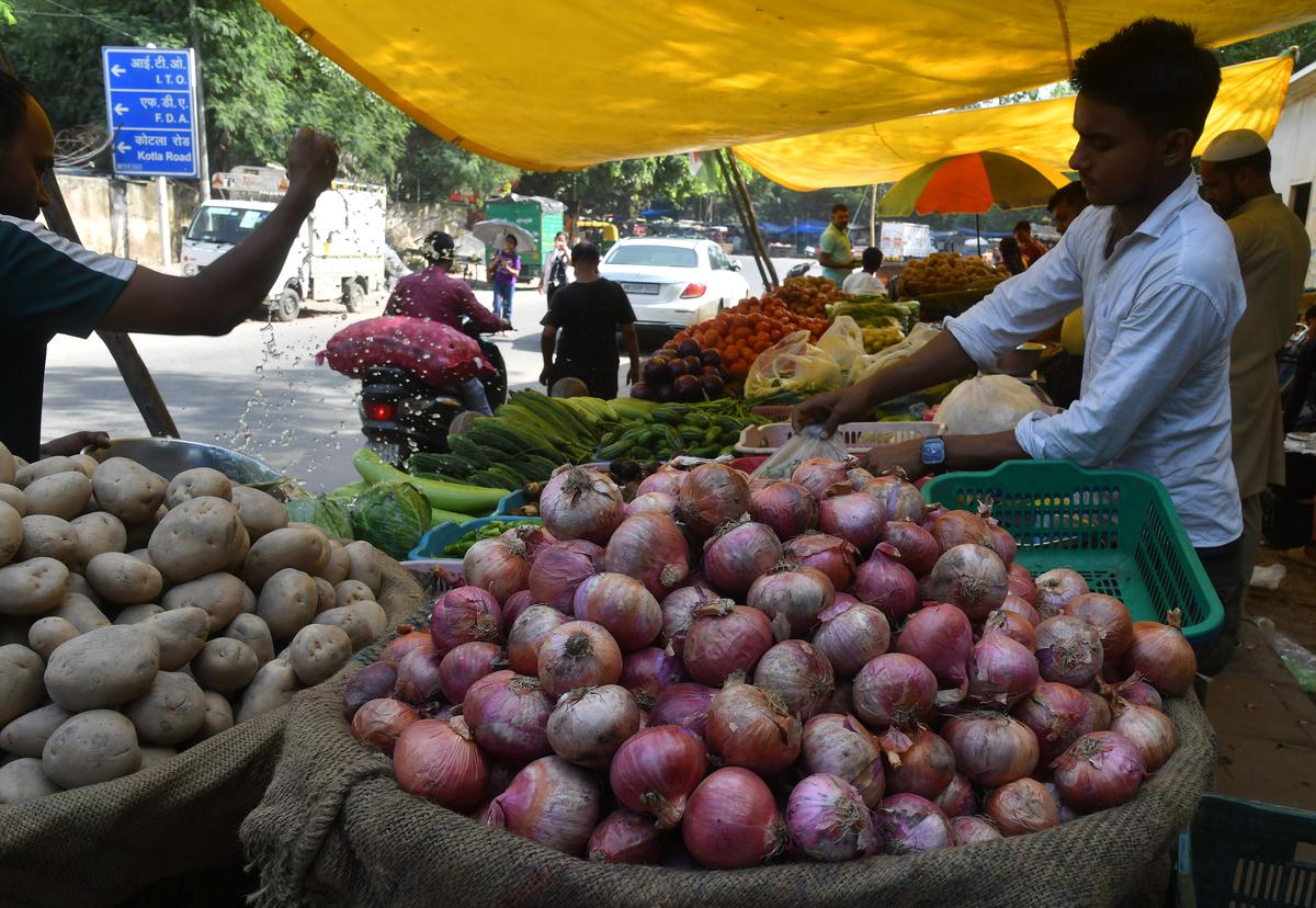 Government imposes minimum export price of $800 per tonne on onion till December 31 - The Hindu