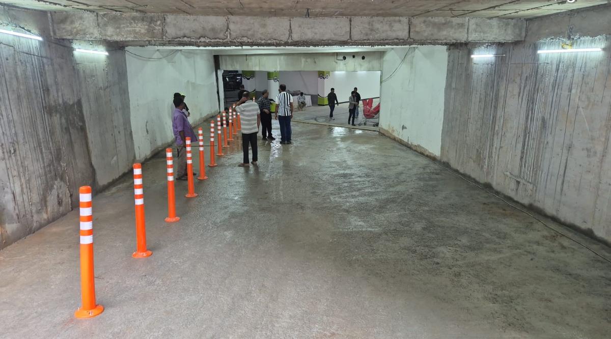 22 英尺宽的坡道连接 B1 停车场和 Gachibowli-Miyapur 主干道，并设有单独的自行车出口。