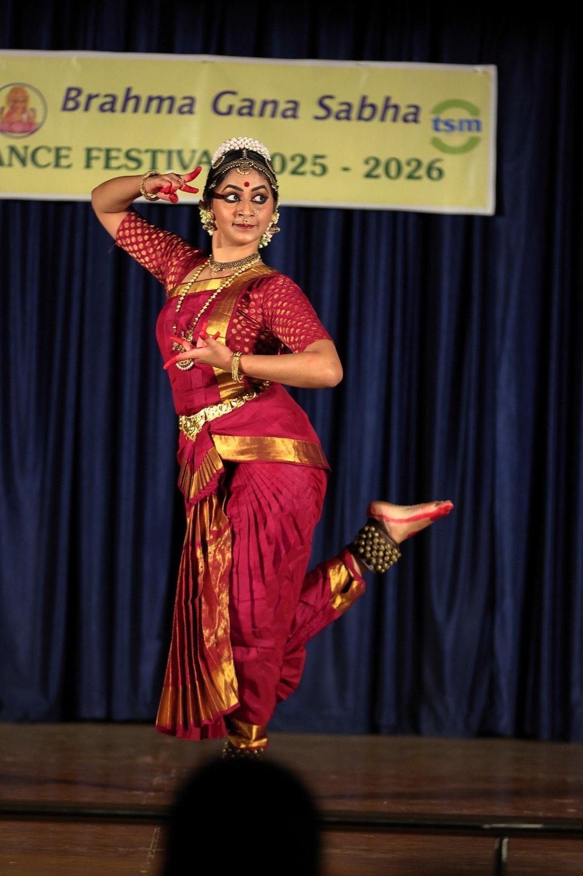She commenced her recital with a Mallari in Gambhira Nattai.