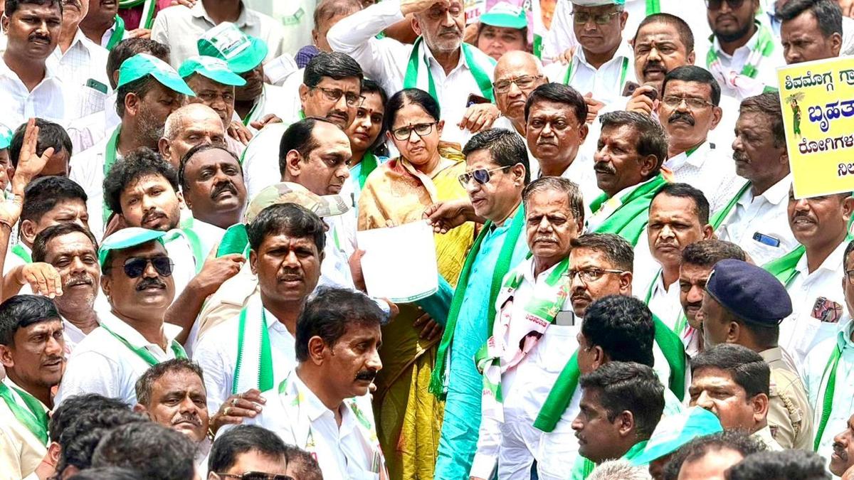 Shivamogga: JD(S) protests transfer of specialist doctors from CHCs