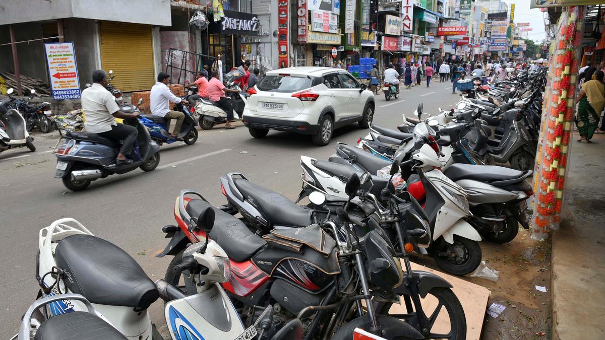 Traders on Jawaharlal Nehru Street complain of arbitrary one-side parking system