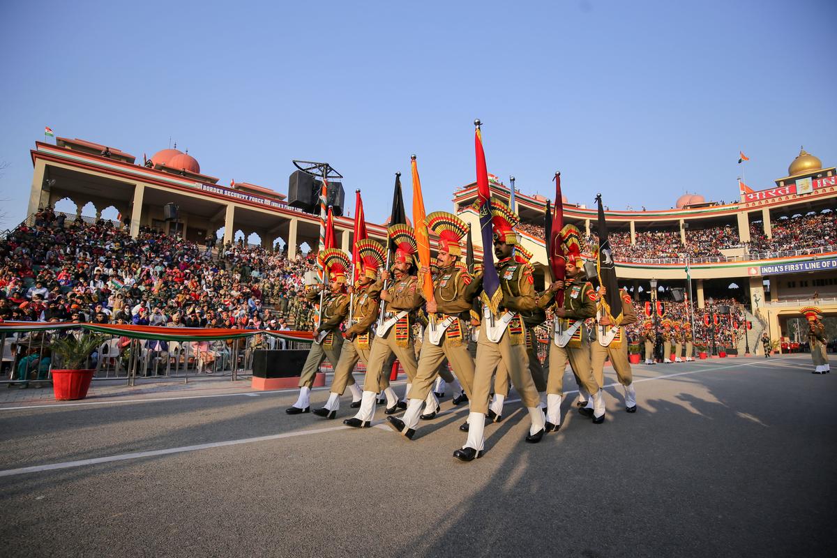 26 जनवरी, 203 को अटारी में भारत-पाक संयुक्त जांच चौकी पर गणतंत्र दिवस के अवसर पर प्रस्तुति देते बीएसएफ के जवान।