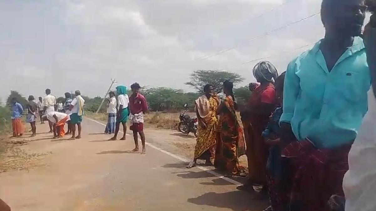 Villagers oppose installing solar power panels over water spread area of irrigation tank near Kariyapatti