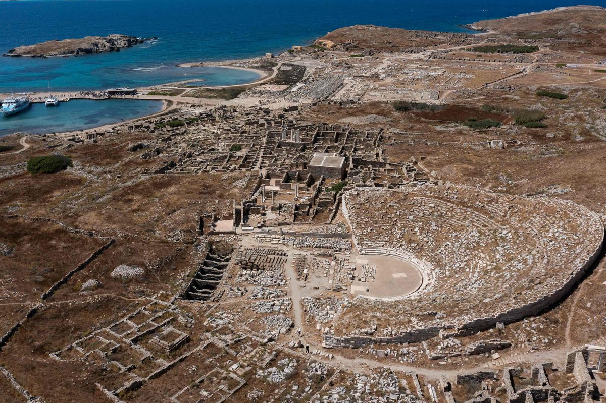 The island, inhabited today by a handful of archaeologists in summer and two guards in winter, is one of the “treasures” of the ancient world and was a hub of trade in the Mediterranean during antiquity.