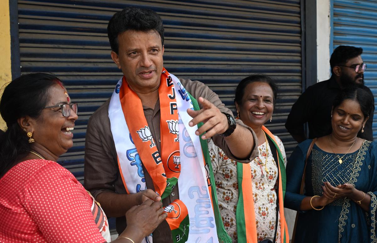 कोच्चि में केरल विधानसभा चुनाव के लिए प्रचार के दौरान पेरुंबवूर निर्वाचन क्षेत्र से एनडीए उम्मीदवार जिजी पथिकल। कोच्चि में केरल विधानसभा चुनाव के लिए प्रचार के दौरान पेरुंबवूर निर्वाचन क्षेत्र से एनडीए उम्मीदवार जिजी पथिकल।