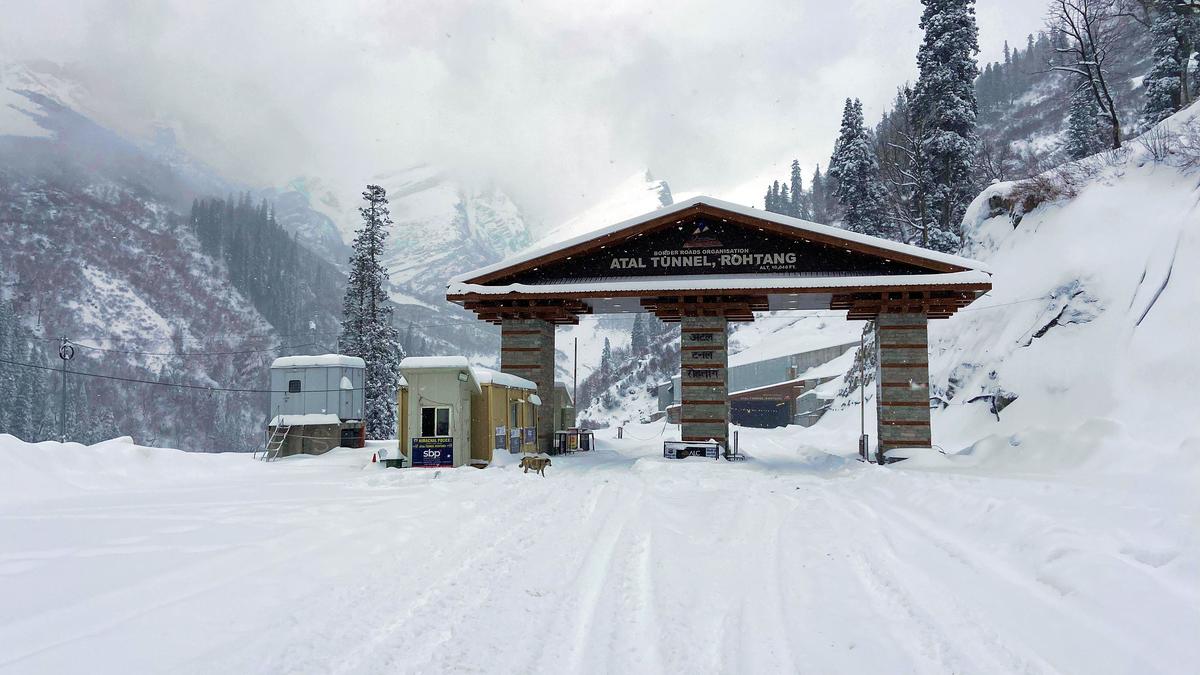 Mild snowfall in higher reaches of Himachal