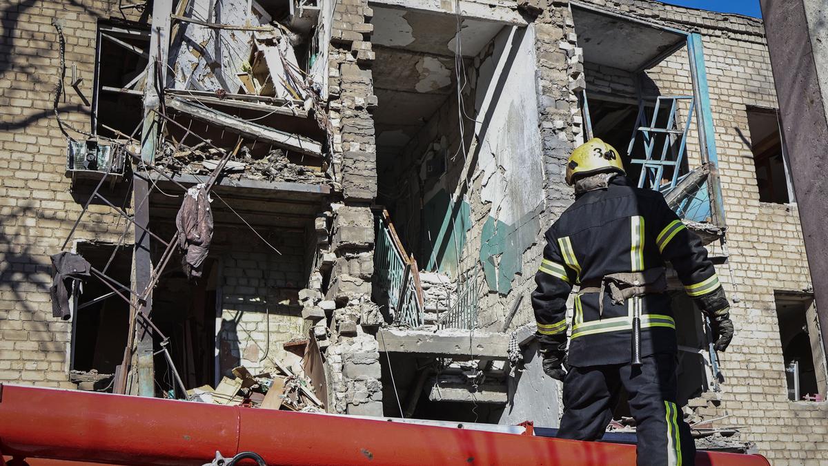 Russian missile hits Ukrainian apartment building; 1 killed