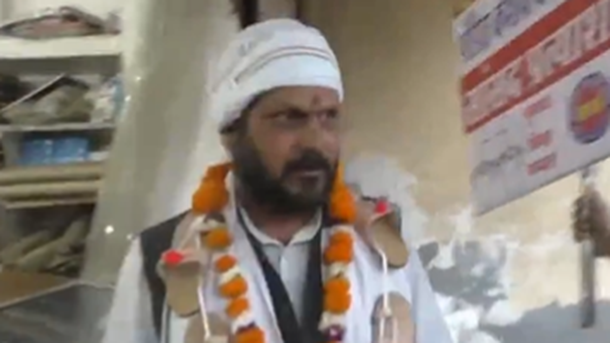 Independent candidate from Aligarh campaigns wearing garland of slippers, video viral
