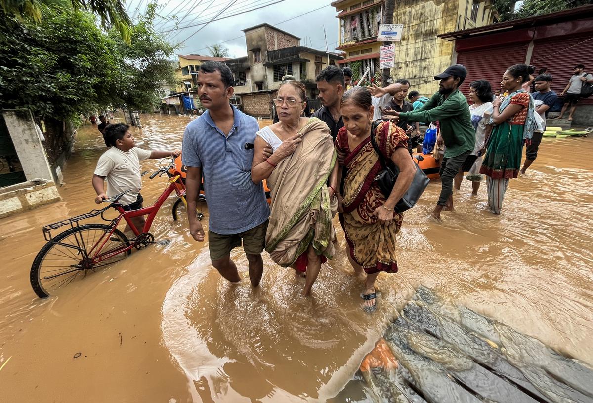 அக்டோபர் 2023, குவஹாத்தியில் தண்ணீர் தேங்கிய பகுதியிலிருந்து மக்கள் வெளியேறுகிறார்கள்.