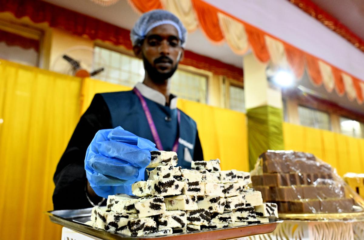कमलाम्बल कैटरिंग ने दीपावली के लिए ब्लूबेरी काजू कथली, बिस्कॉफ काजुकथली और ओरियो मिल्क बर्फी लॉन्च की है।