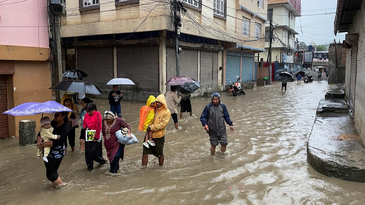 नेपाल में बारिश के कारण बाढ़ और भूस्खलन हुआ, जिसमें 10 लोगों की मौत हो गई और सात लापता हो गए