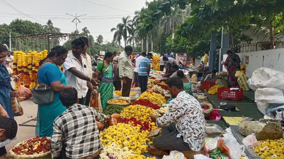 Vizianagaram markets witness heavy rush on eve of Varalakshmi Vratam