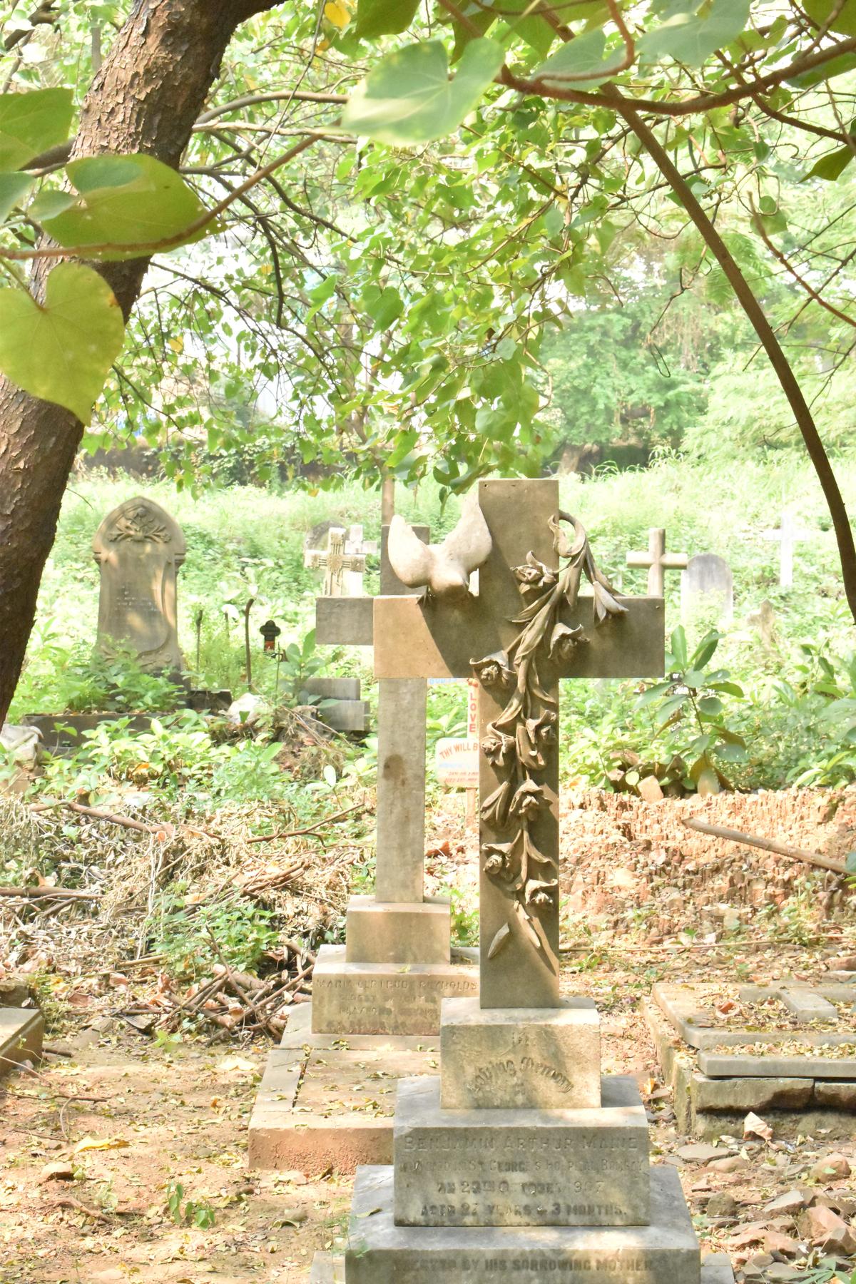 Uma cruz com uma pomba e flores  Uma cruz com uma pomba e flores