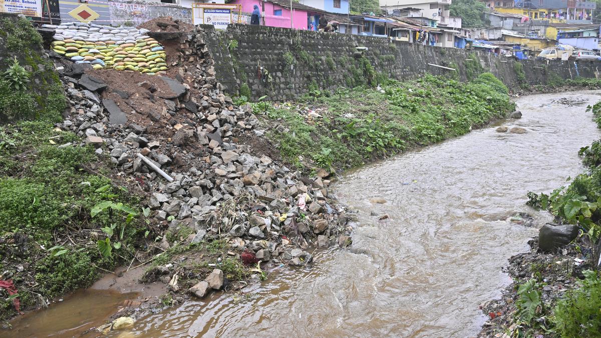 Heavy rain in Coonoor damages roads, uproots trees